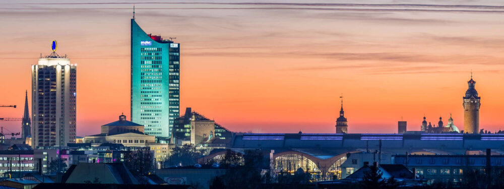 Skyline Leipzig in der Dämmerung mit MDR Tower und Messehochhaus